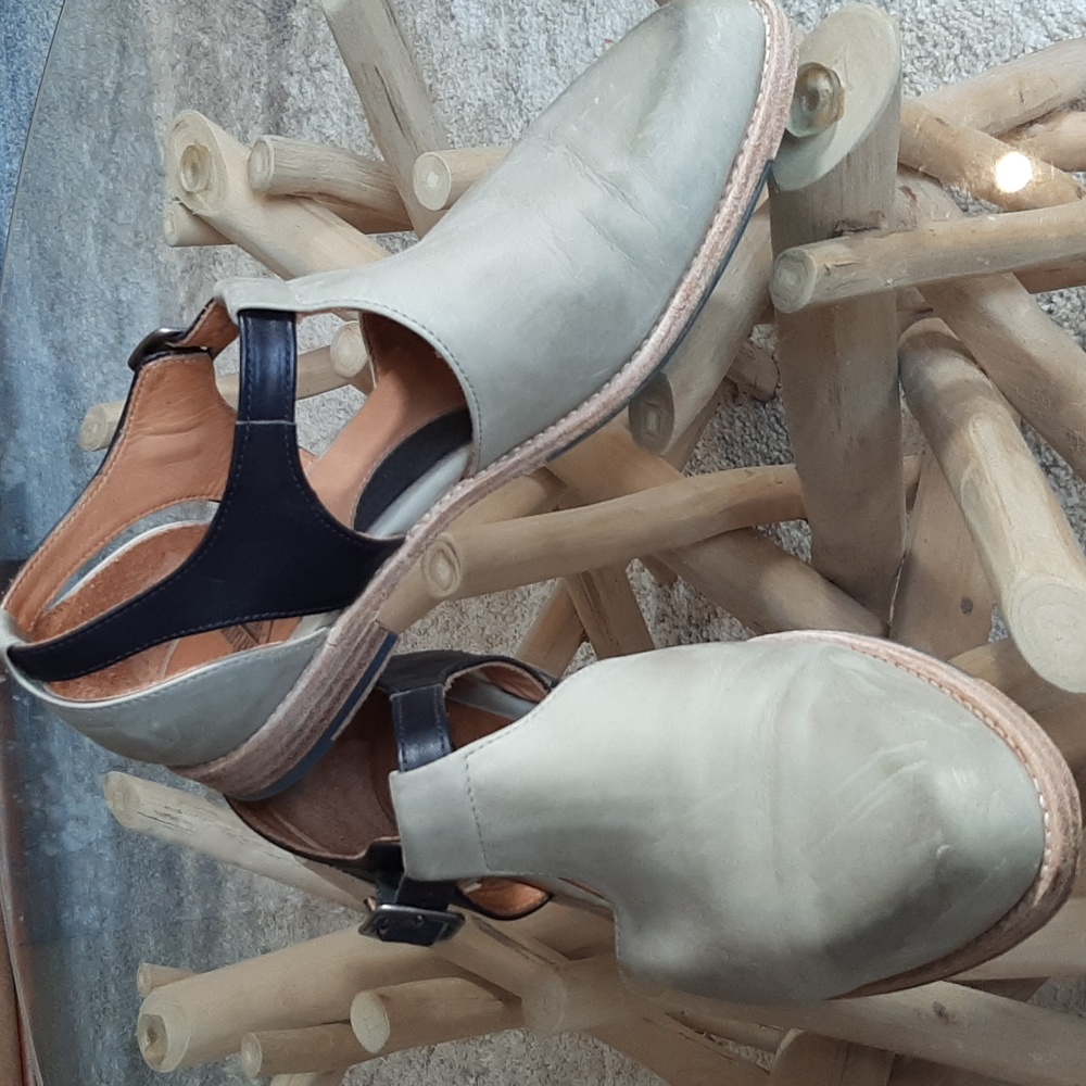 Fluevog size 9.5 Modvog side-buckled t-strap flat